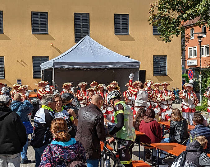 Fanfarenzug spielt beim Parking Day.