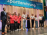 Gruppenfoto mit allen Sportlerinnen und Sportlern, die eine Sonderehrung erhalten haben