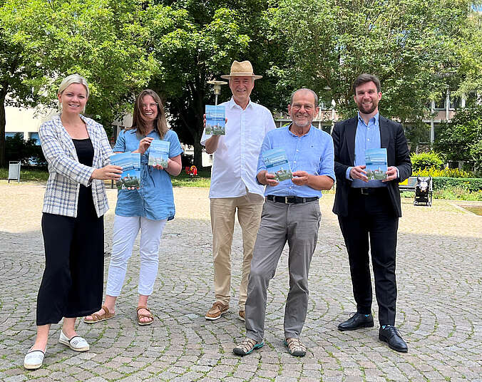 Kathrin Senn, Lorenz Senn Verlag, Jennifer Bulla, Tourist Information der Stadt Friedrichshafen, Dr. Tillmann Stottele, Abteilung Landschaftsplanung und Umwelt im Amt für Stadtplanung und Umwelt, Autor Rainer Barth und Erster Bürgermeister Fabian Müller (v. l. n. r.)